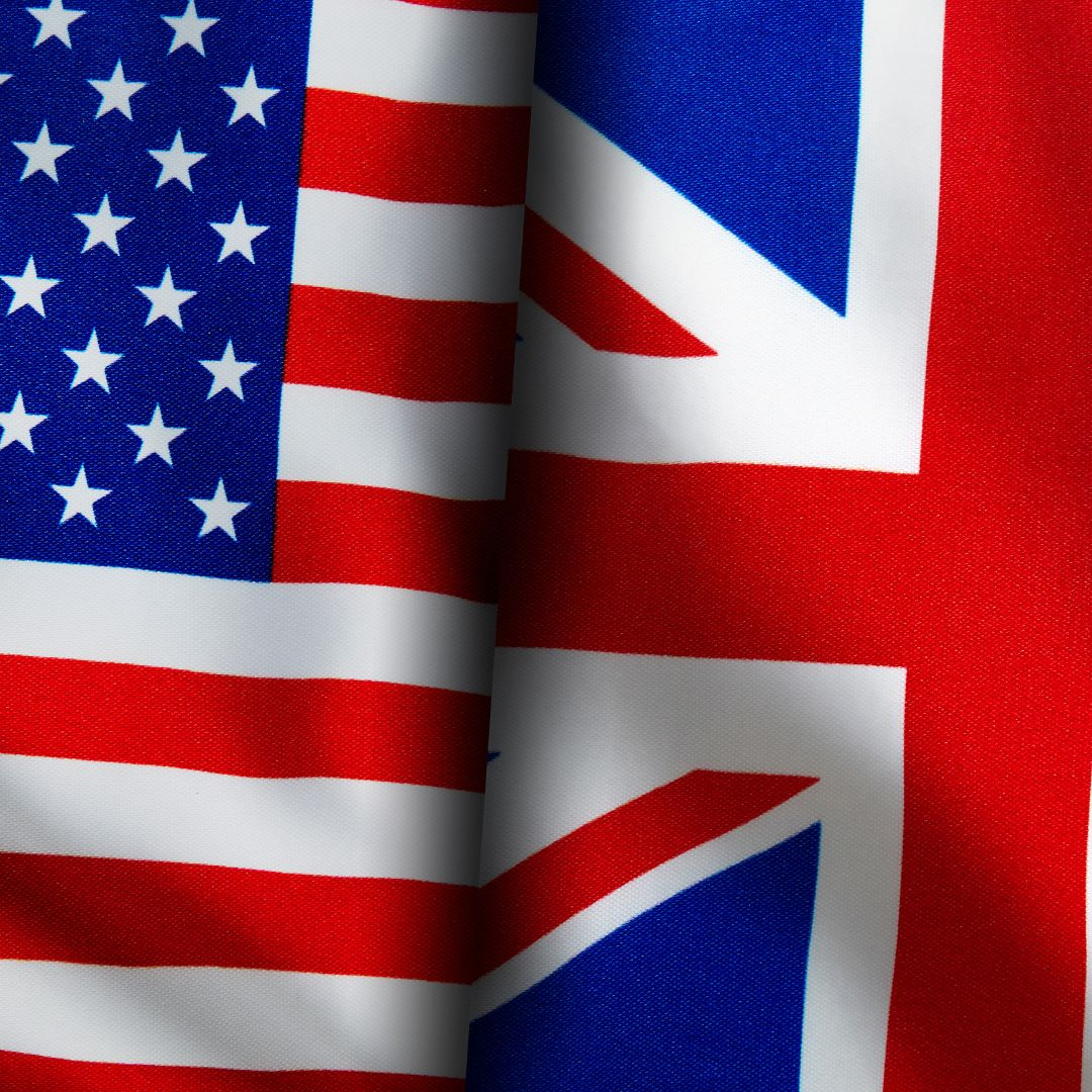 Fotografía das bandeiras inglesa e americana.