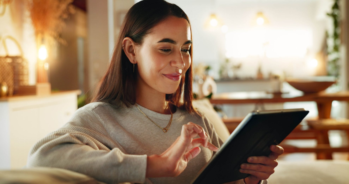 muller nova consultando unha tablet