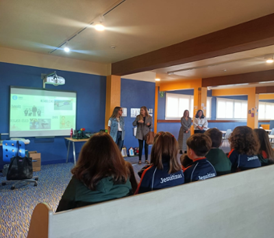 Concelleira responsable de Emprego e Empresa visitando un obradoiro da OMIC