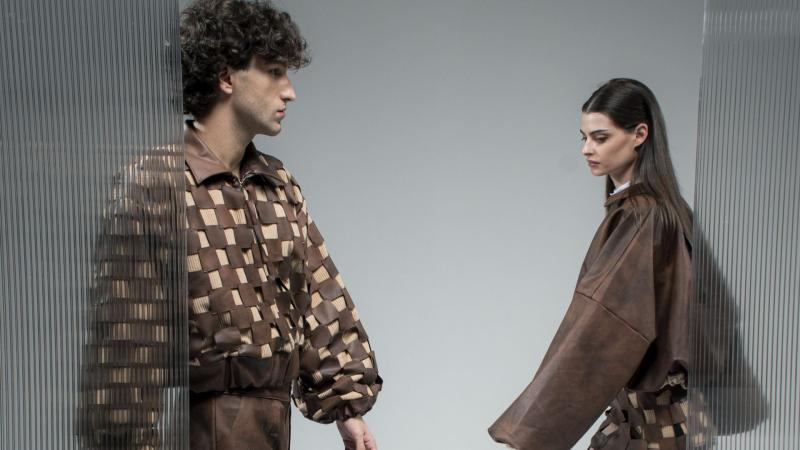 chica y chico desfilando con atuendo parecido