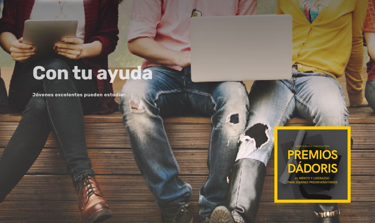 pernas de persoas sentadas nun banco, unhas delas sosteñen un computador portátil