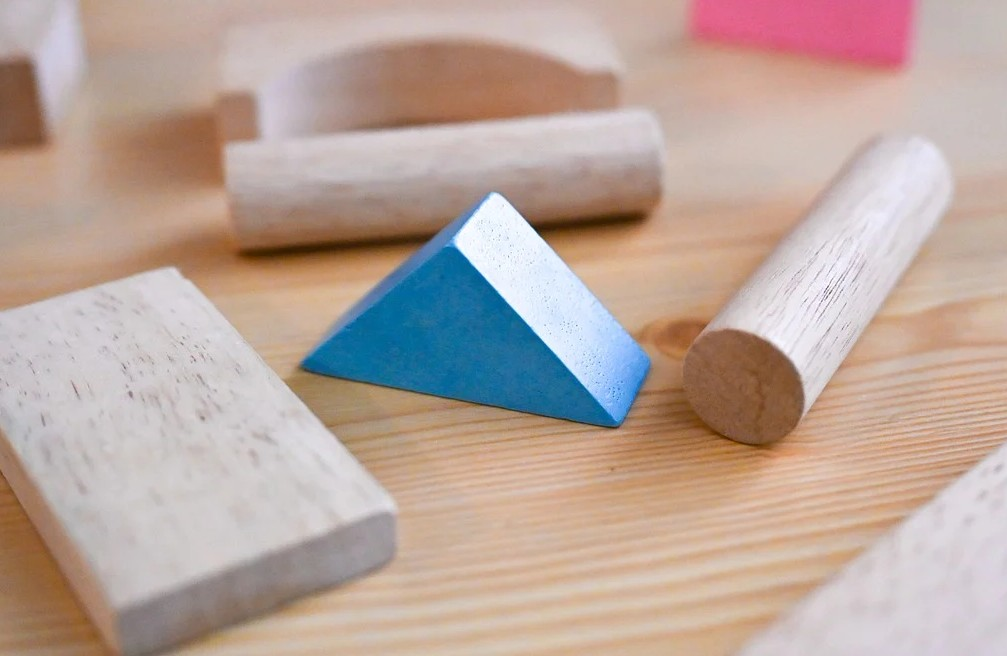 Bloques de madeira con formas xeométricas.