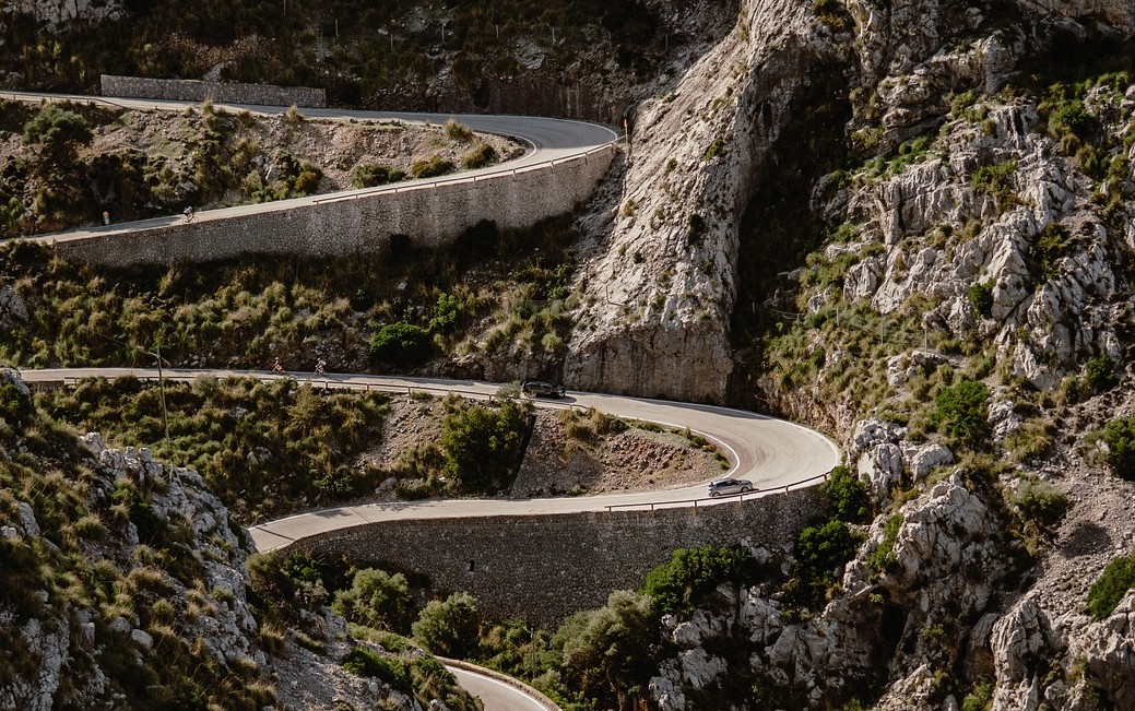 Estrada con moitas curvas entre montaña.