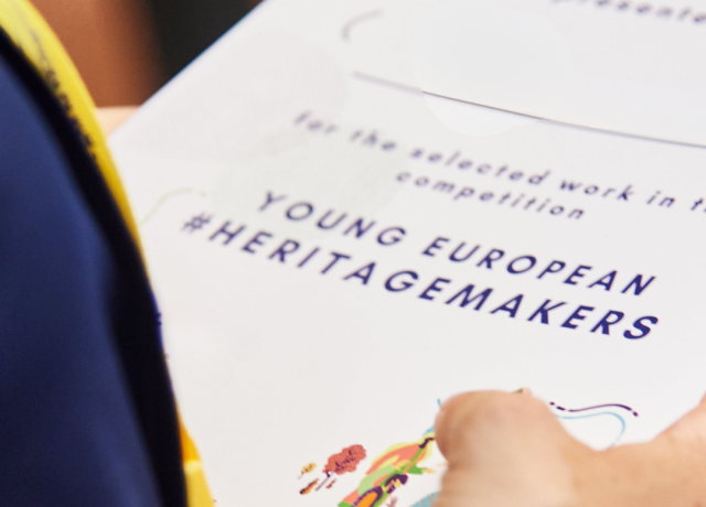 mano humana sujetando las reglas del concurso en formato papel