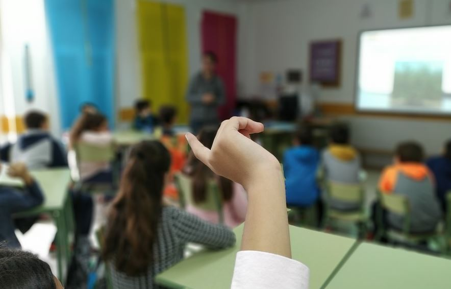 Clase con alumnado y profesora.