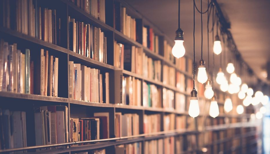 Estanterías con libros.