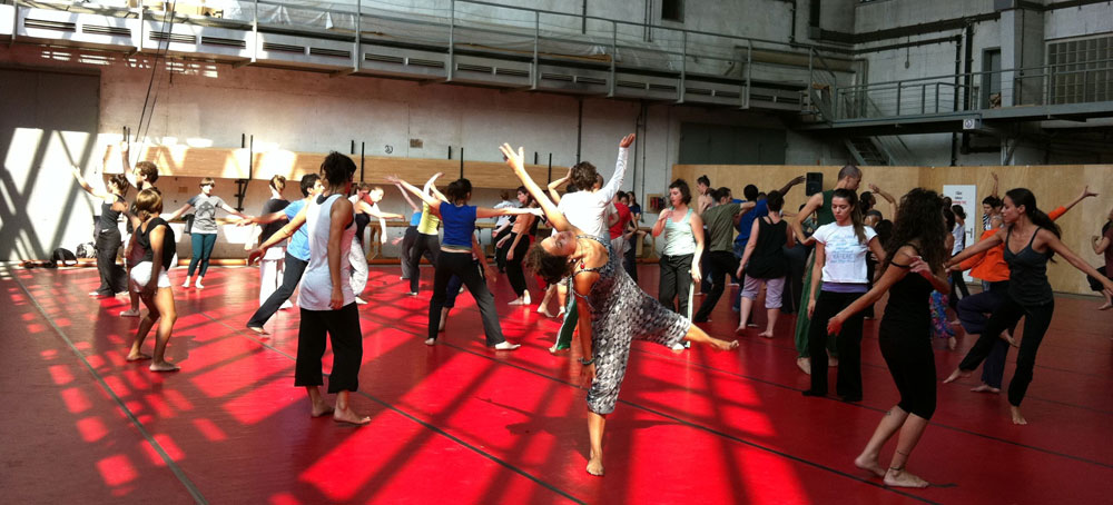 grupo numeroso de personas danzando