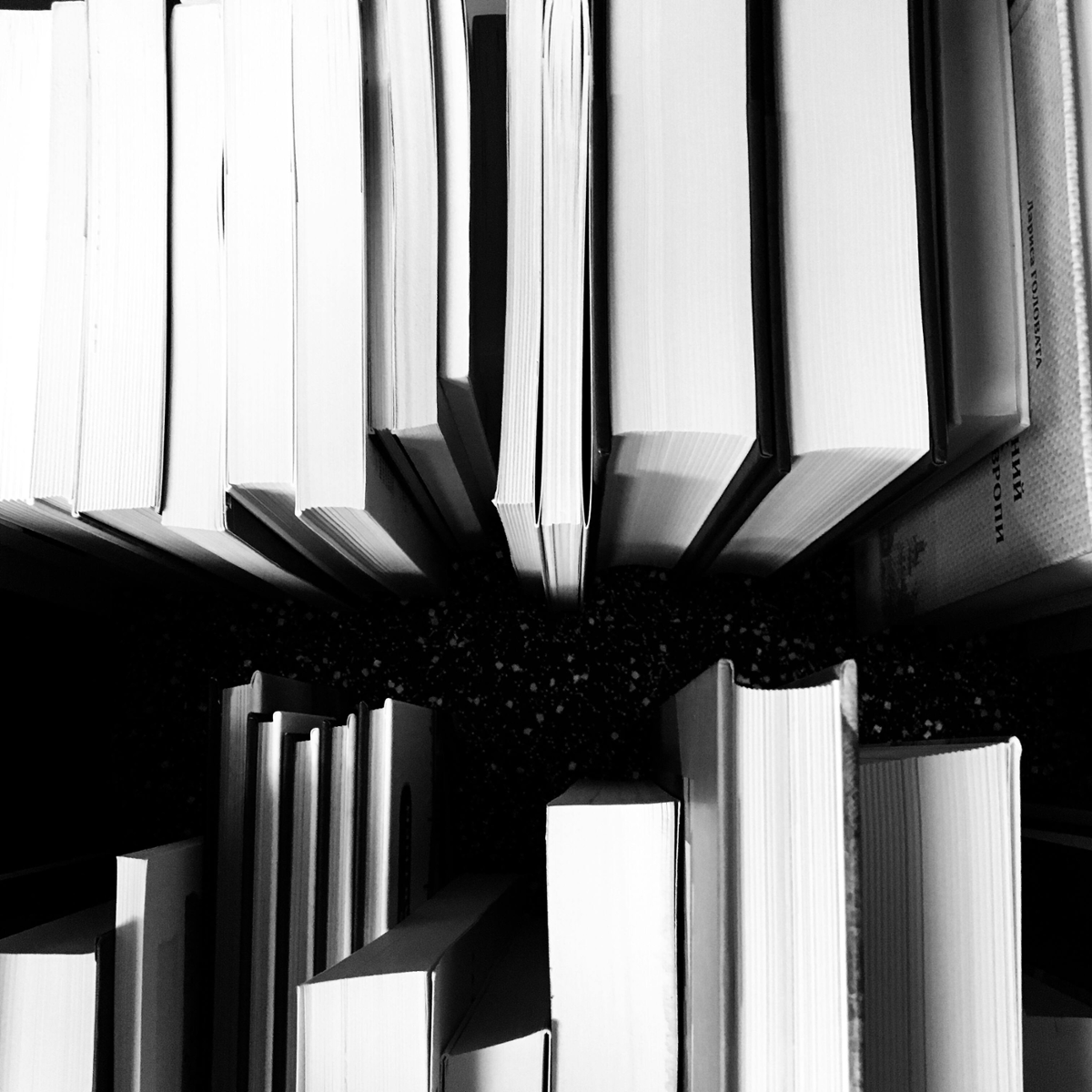 libros pechados en dispostos de maneira vertical