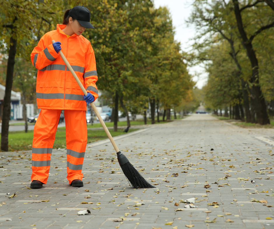 Fotografía dunha muller barrindo unha rúa.