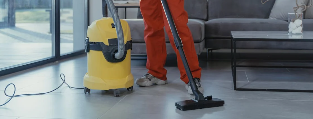 pernas humanas ao lado aspirador industrial