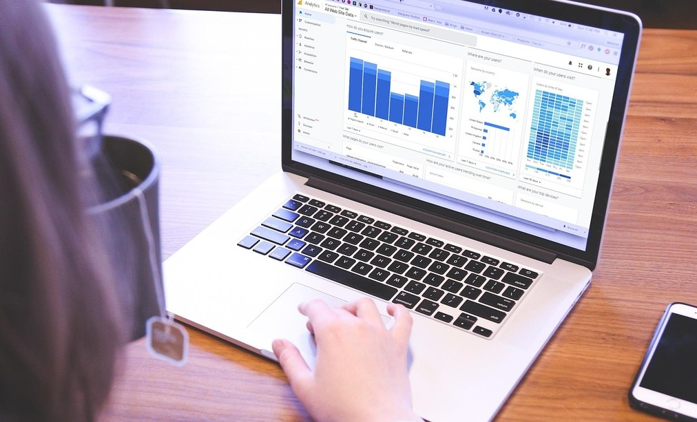 Muller traballando cun ordenador.