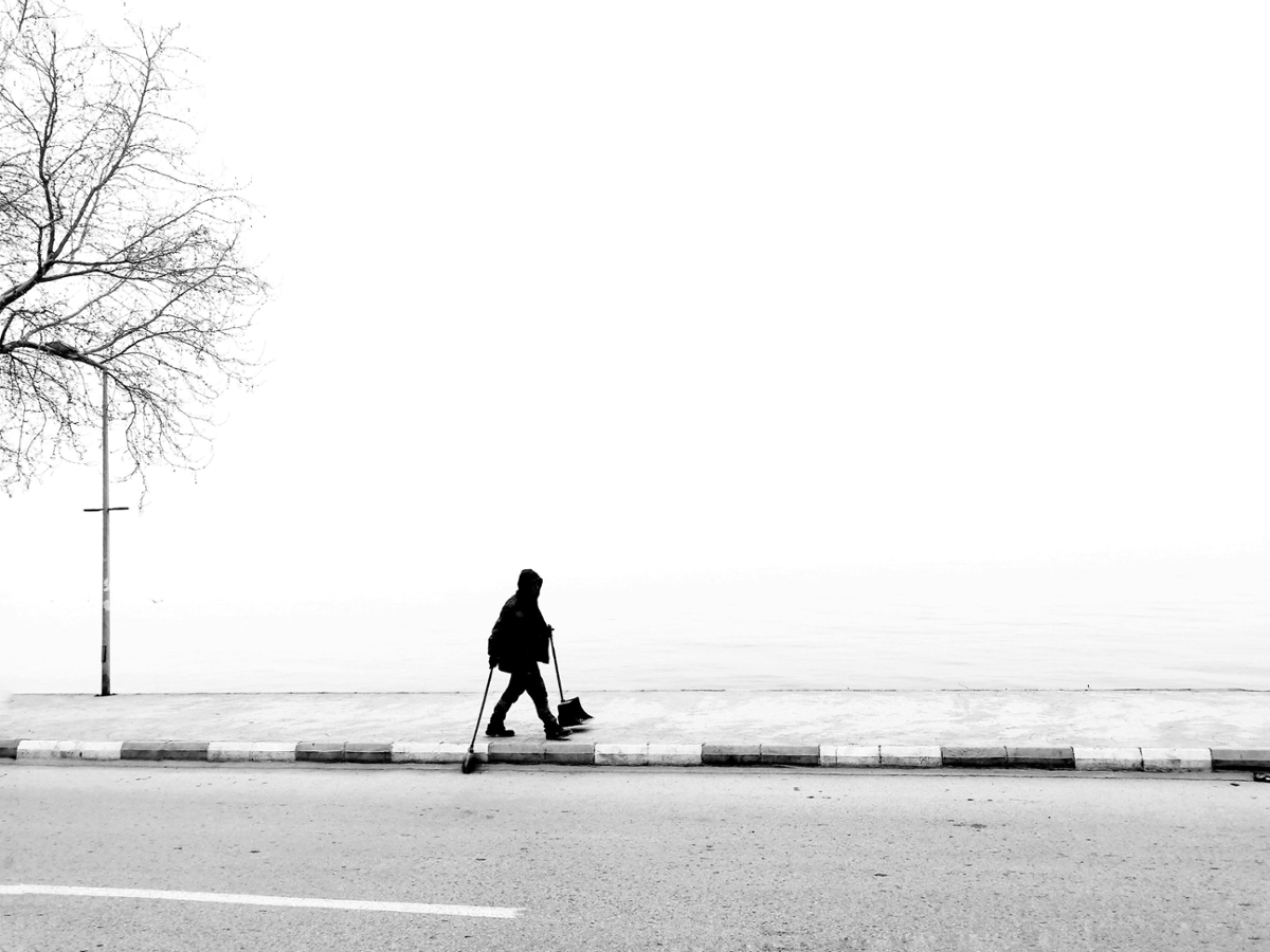 persoa limpando veirarúa