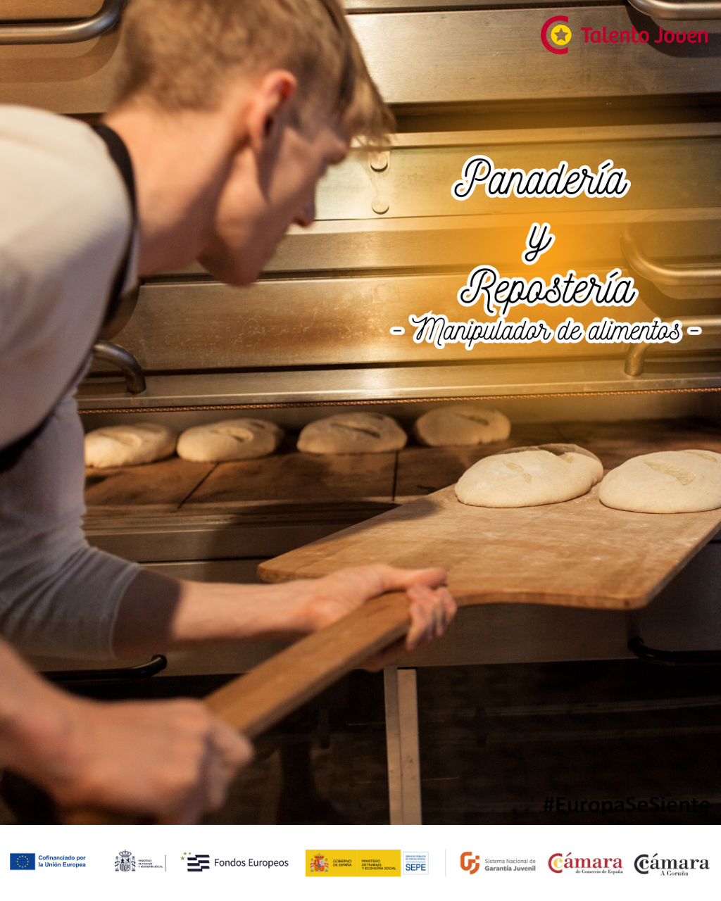 joven metiendo bollos en horno