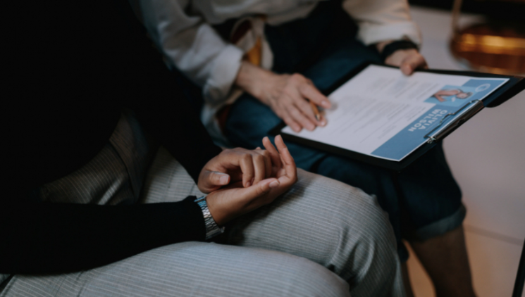 regazo de persona con un C.V. entre sus manos