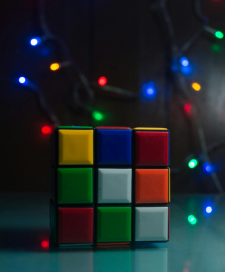 cubo de Rubik diante de luces de nadal