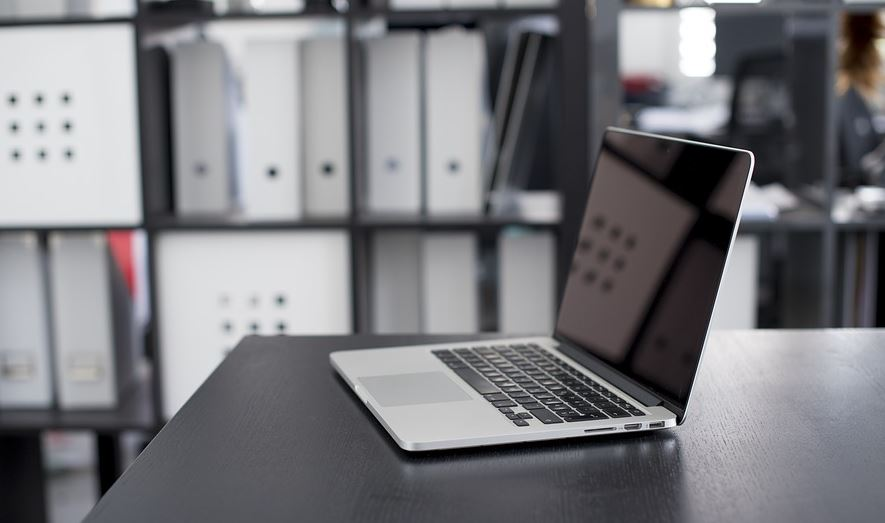 Ordenador sobre unha mesa.