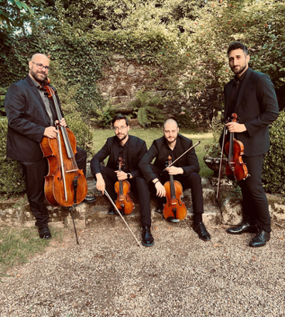 En la imagen aparece el grupo Fua en el exterior con violines y un violonchelo