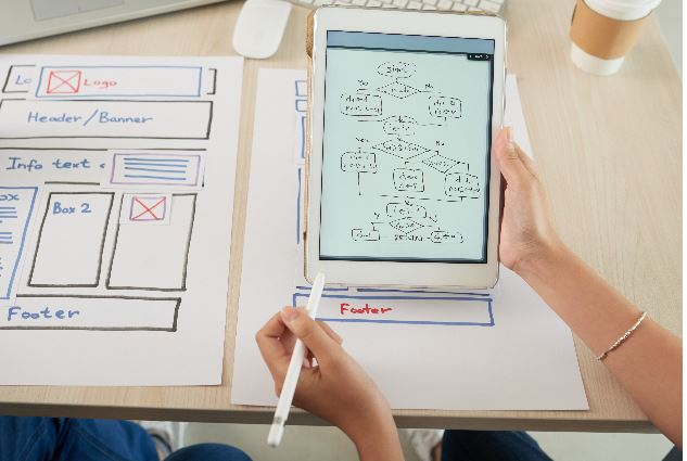 persoa resolvendo un problema informático nun bloc de notas