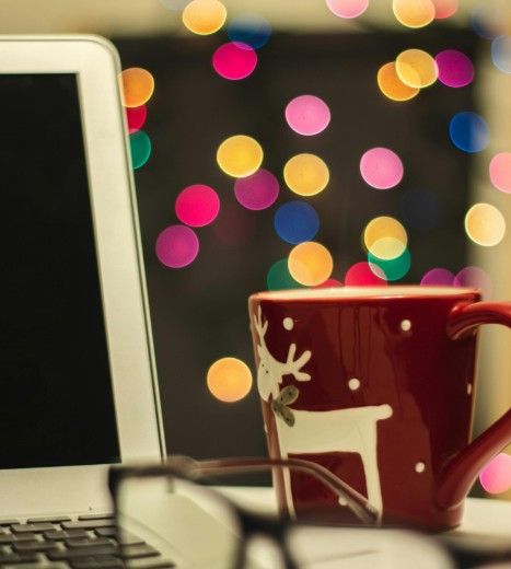 taza con debuxo de reno diante da pantalla dun ordenador