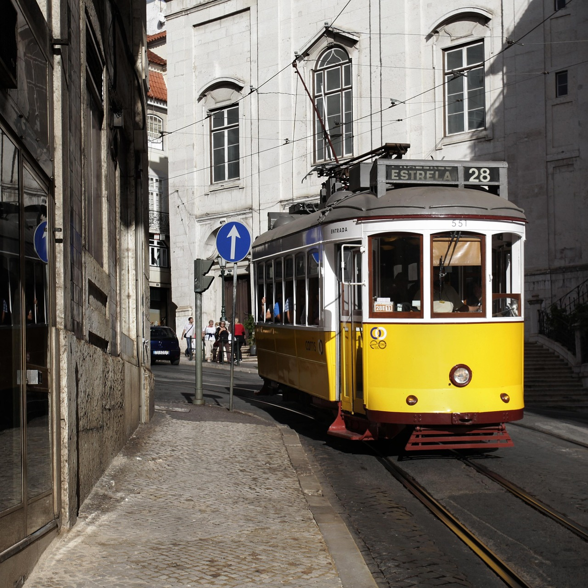 rúa de Lisboa e tranvía