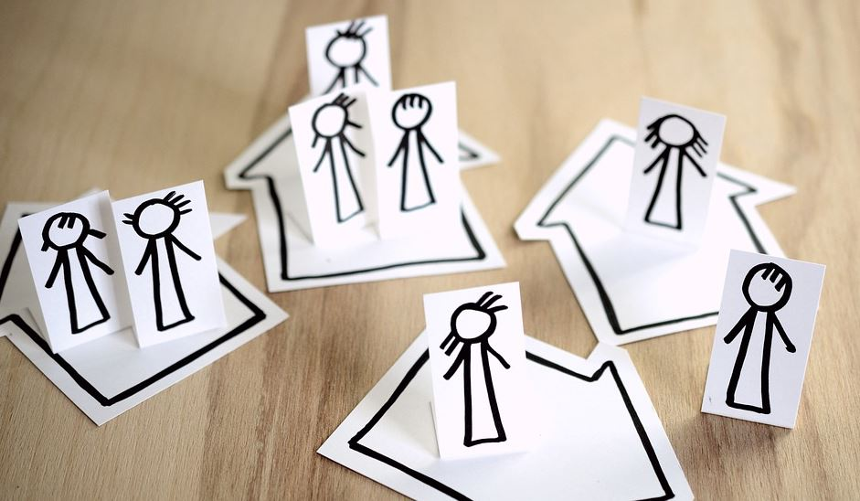 Recortes de papel con debuxos de persoas.