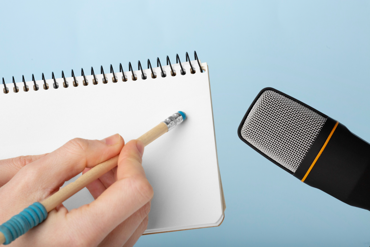 Libreta con lápiz con goma y micrófono