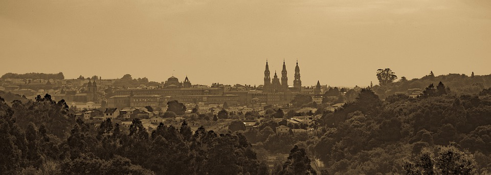Panorámica da cidade de Santiago con vistas da catedral.