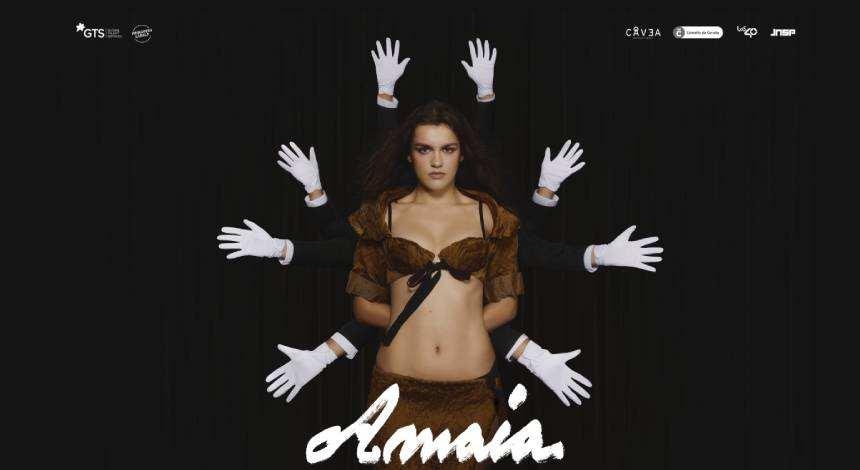 Amaia rodeada de mans con luvas