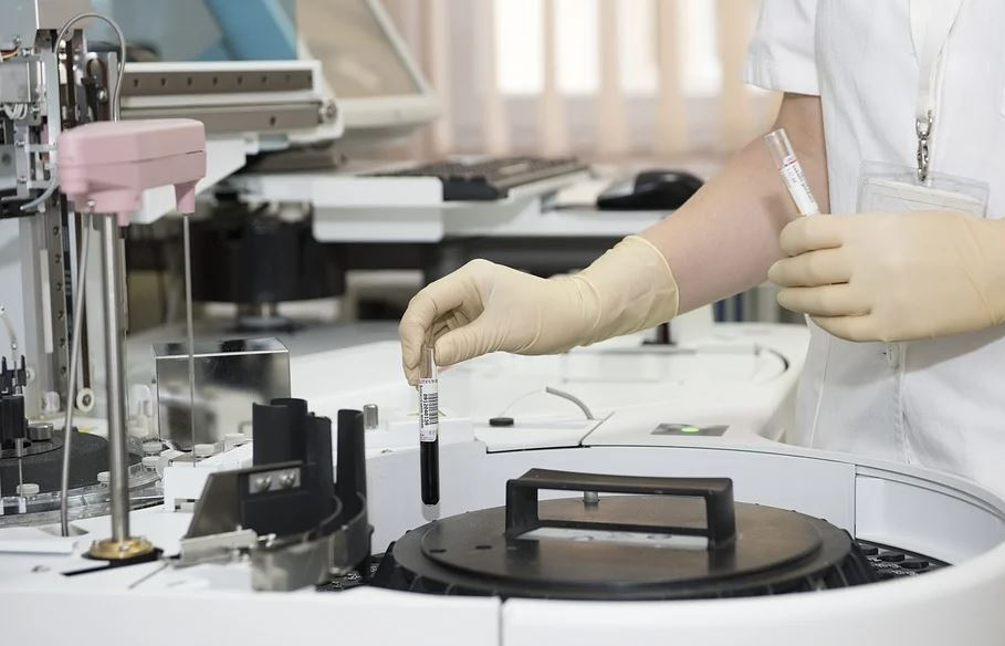 Persoa nun laboratorio.