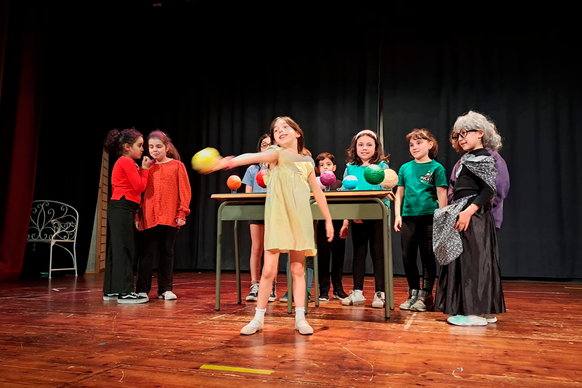 Alumnado do CEIP Rosalía de Castro representando a obra 