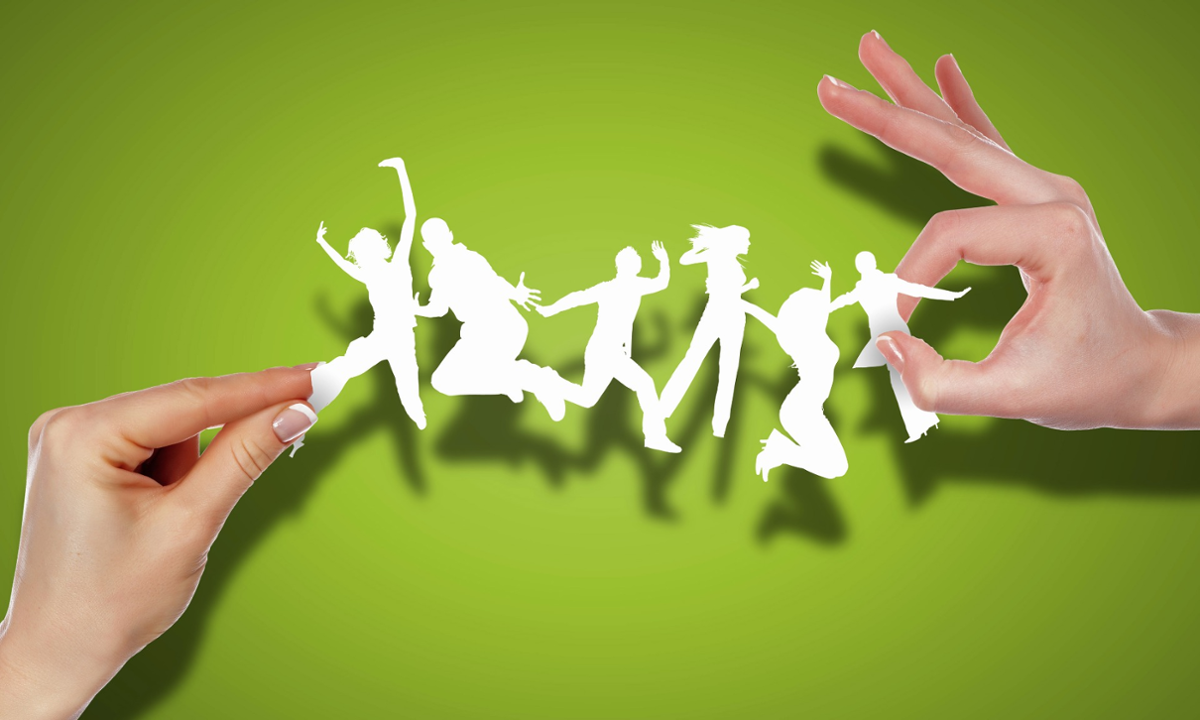 Mans agarrando unha grilanda en forma de persoas saltando