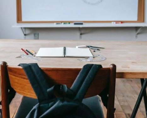 libreta aberta e bolis enriba dunha mesa