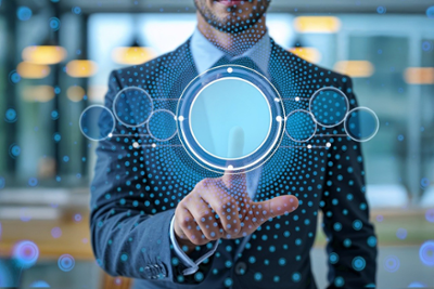 Home trajeado cunha interface holográfica diante