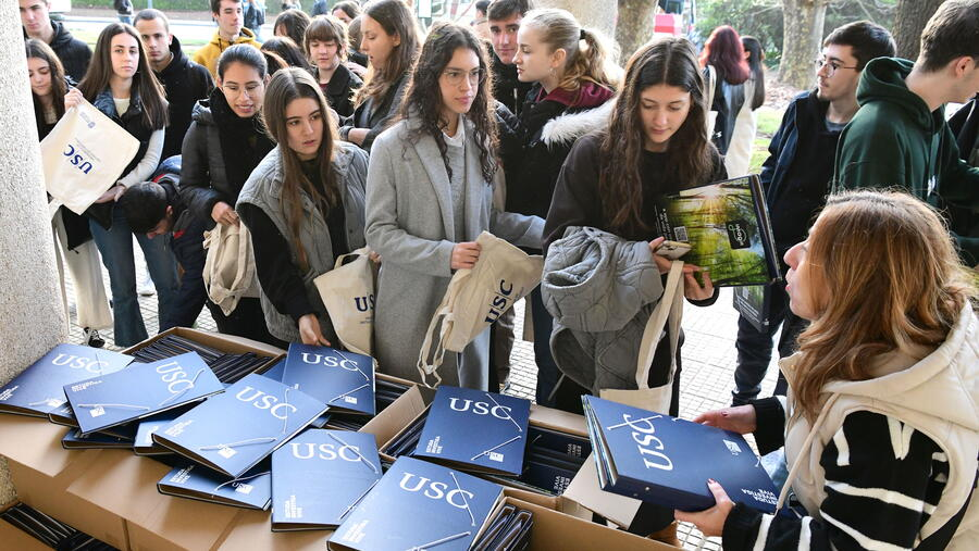 estudantes nunha das visitas ao campus