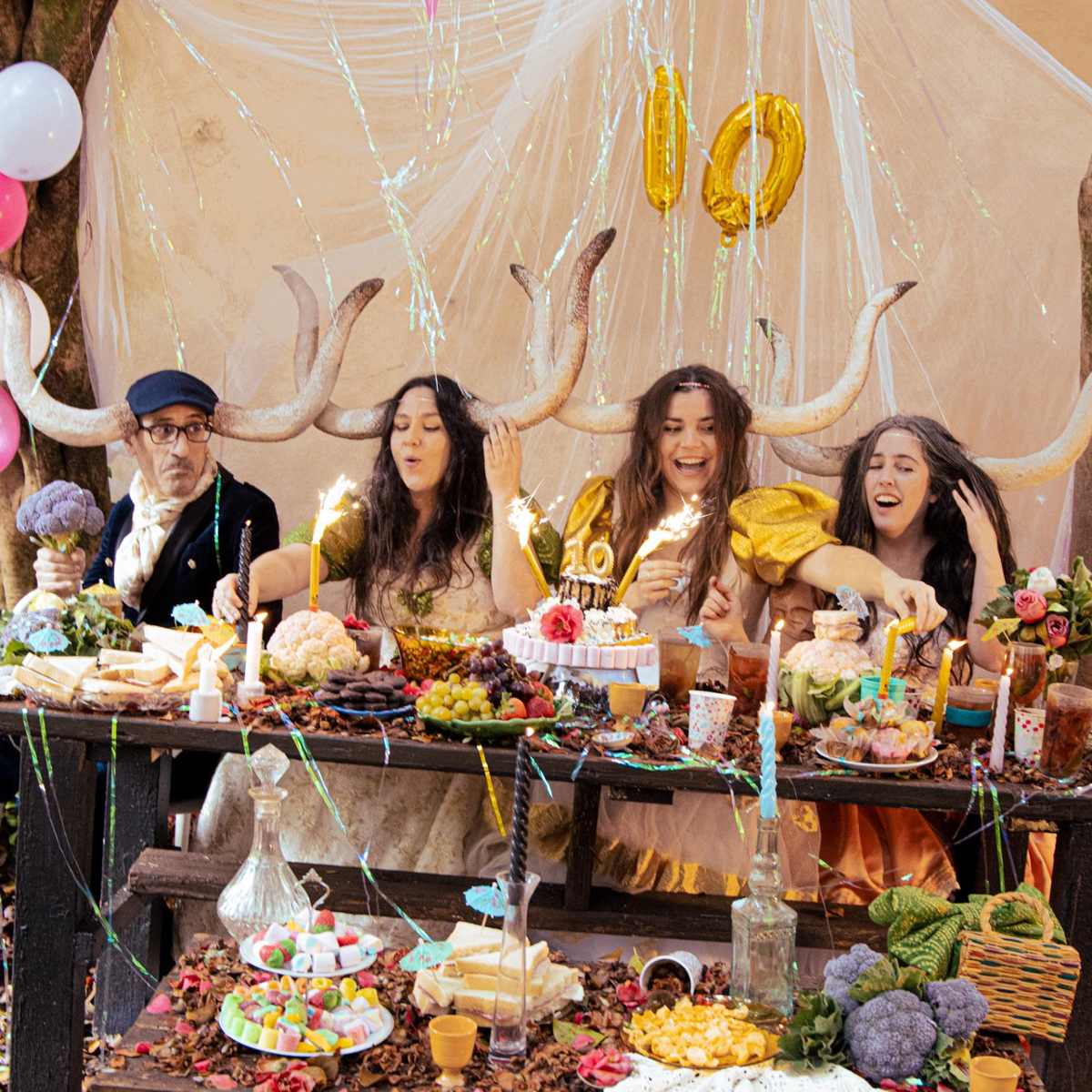 o grupo De Vacas sentado nunha mesa de aniversario