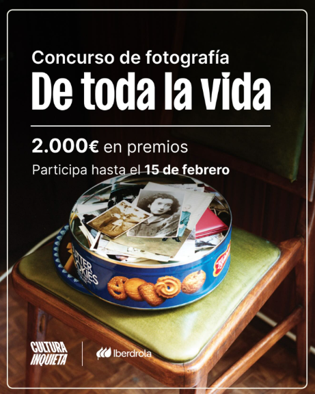 Caixa de galletas con fotografias antigas dentro