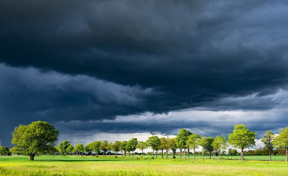 Nubes de tormenta no campo.