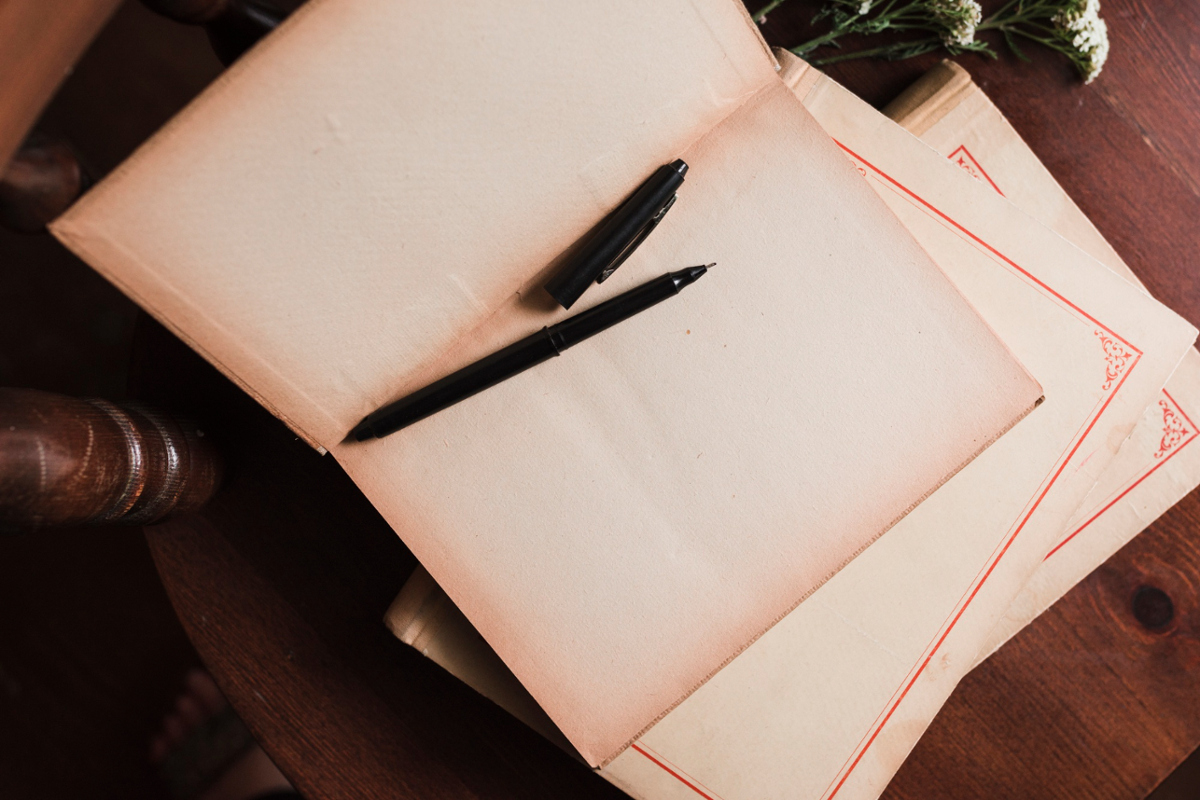 Libro aberto con bolígrafo encima