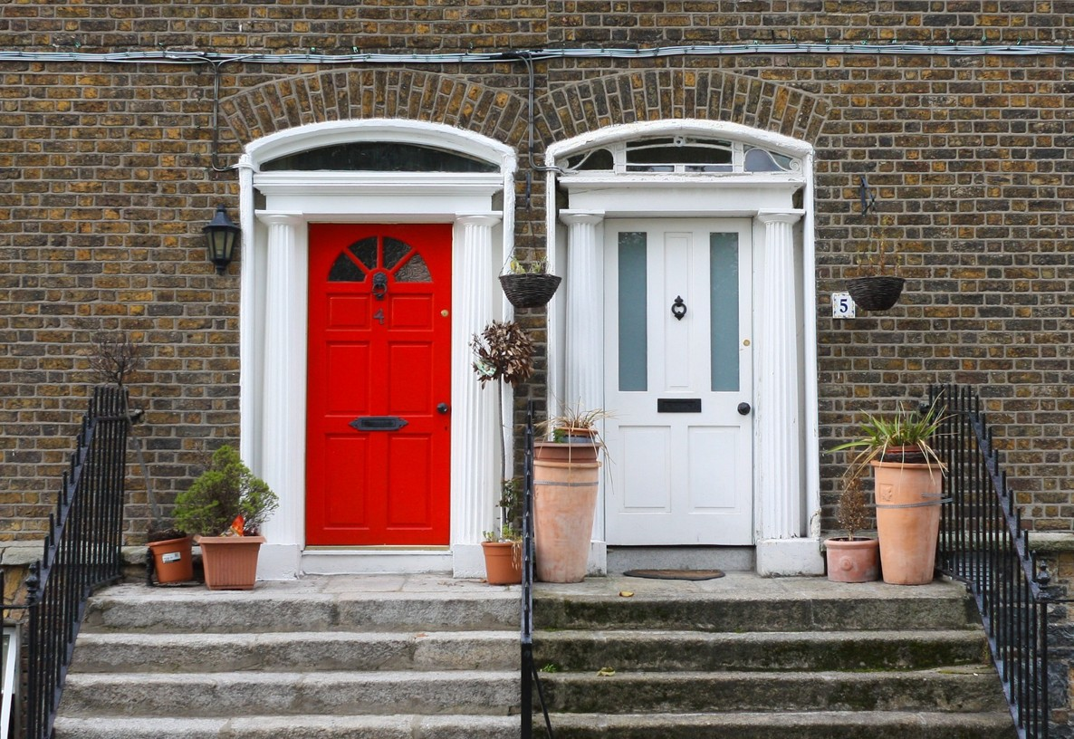 Portas nun edificio de ladrillo.