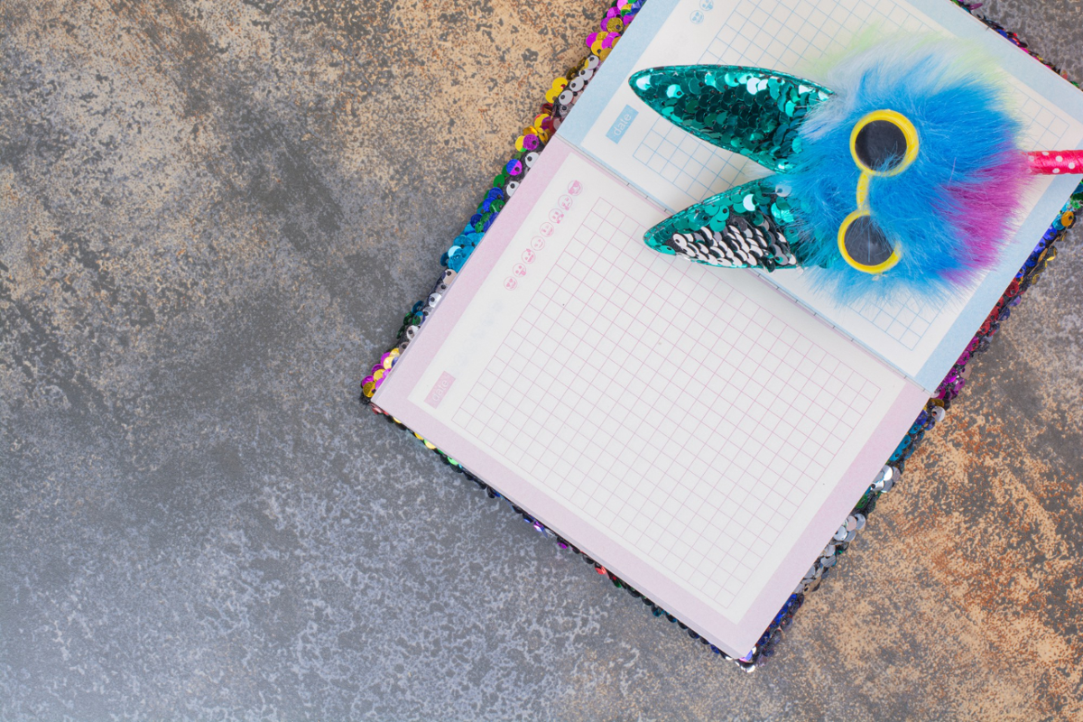 Caderno con boligrafo de boneco