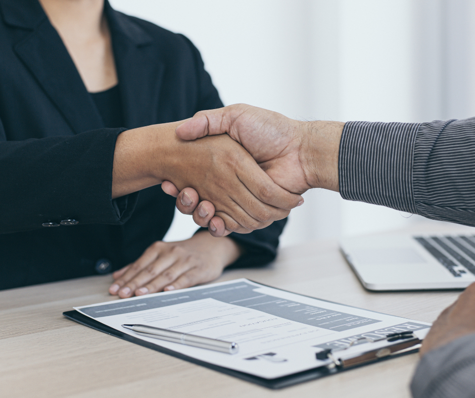 Fotografía de dos personas dándose la mano.