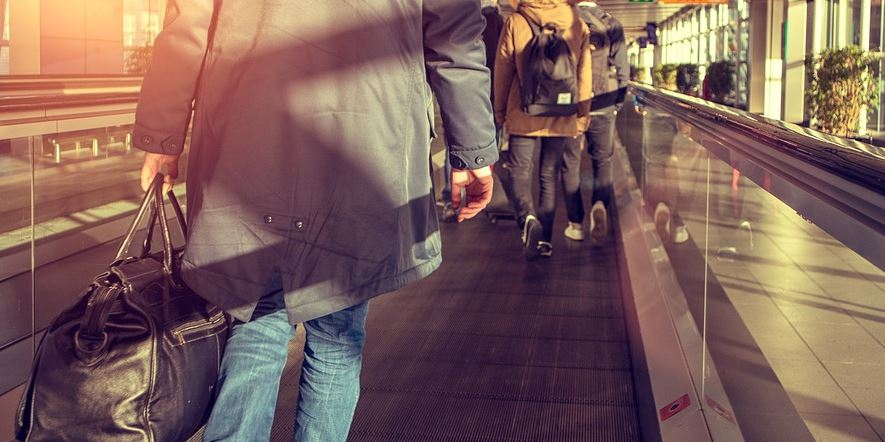 Xente nova con maletas.