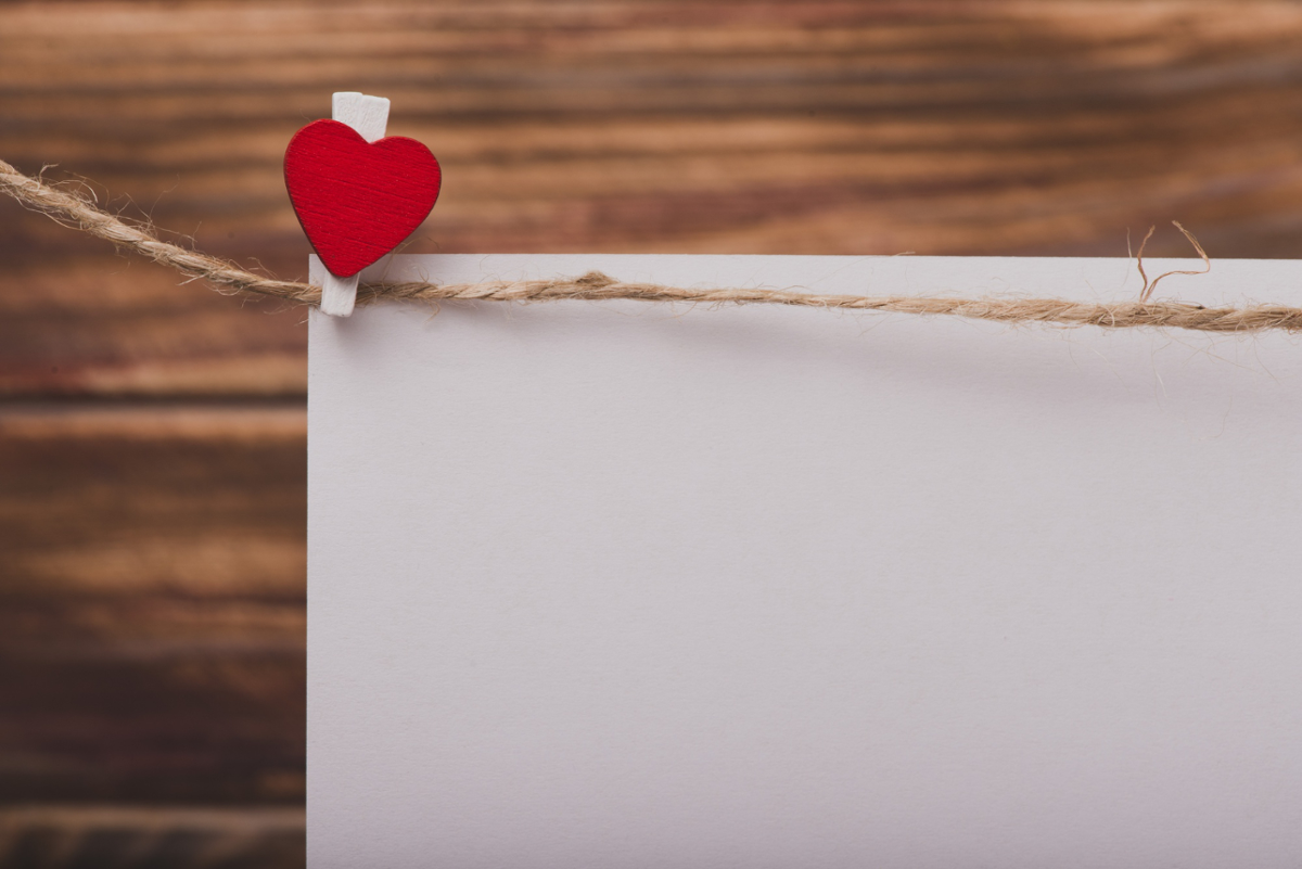 Folio en branco enganchado a un corda cunha pinza con corazón