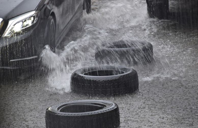 Coche circulando con lluvia.