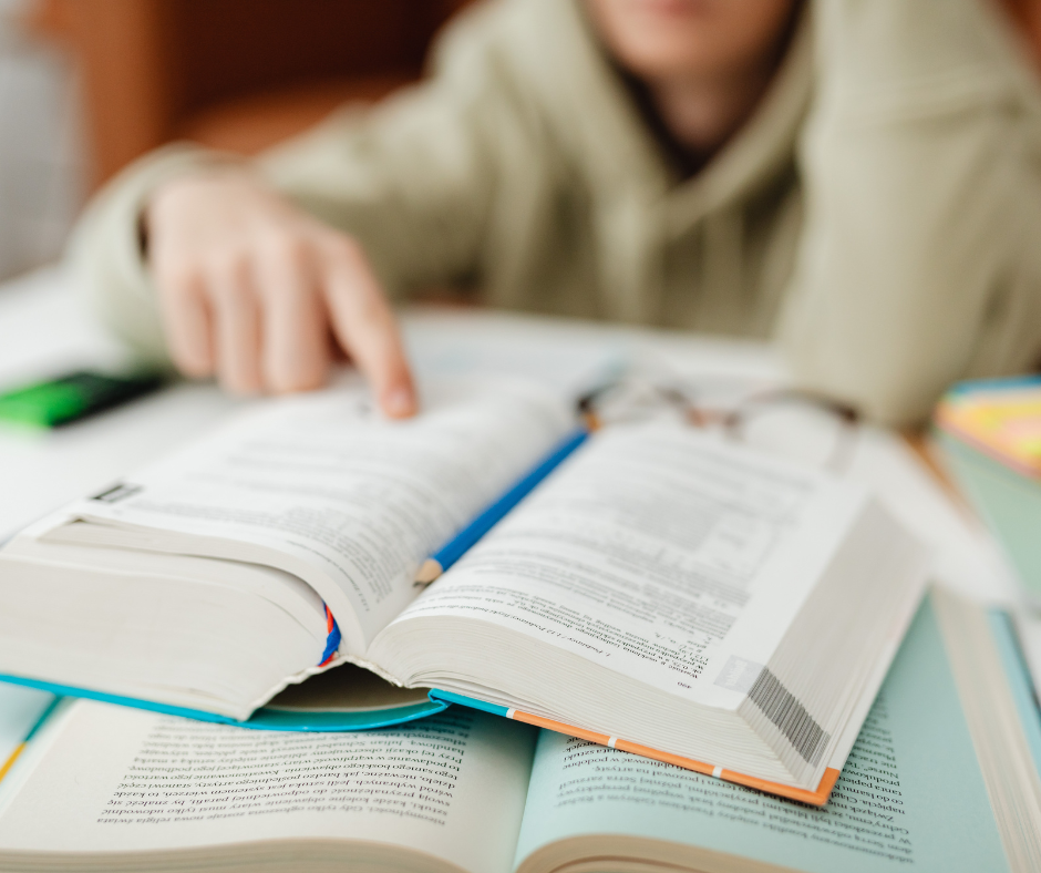 Fotografía dunha persoa estudando.