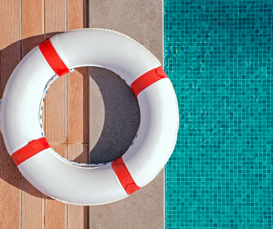 Fotografía dun salvavidas nunha piscina.
