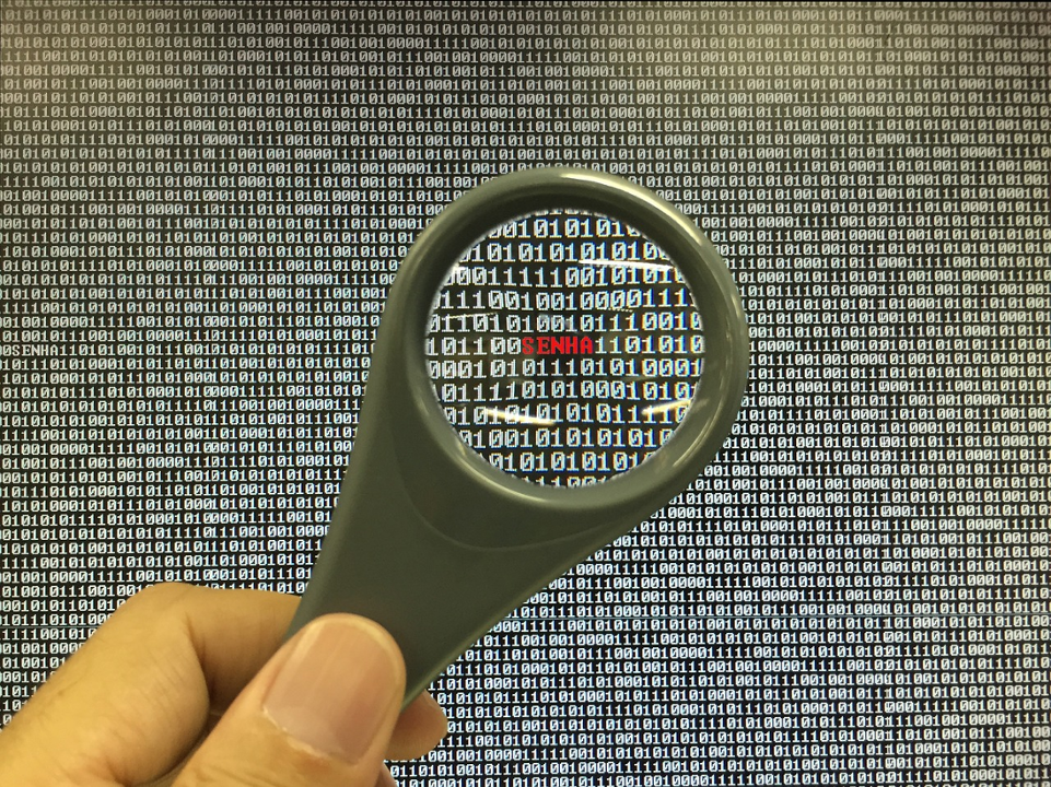 Imagen de una lupa hacia unas líneas de código informático