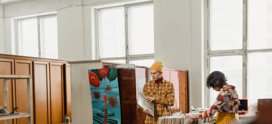 2 persoas buscando en mesas