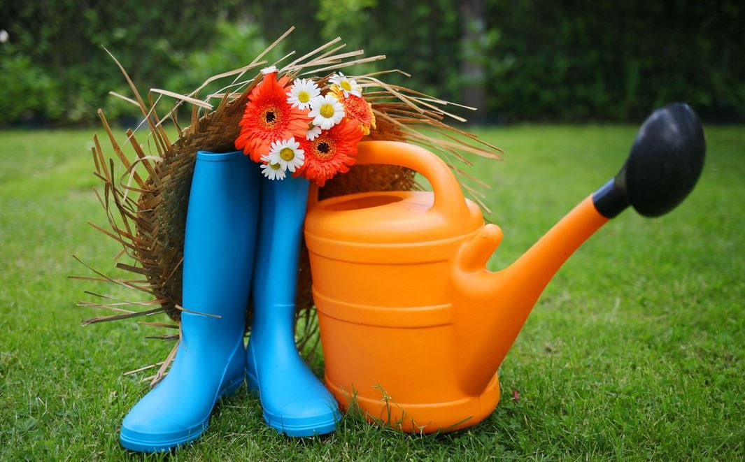 Regadeira, sombreiro e botas de goma.