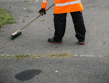 persoa limpando rúa